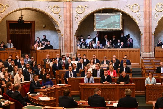 Vengrijos prezidentas pasirašys konstitucijos pataisą dėl jo nušalinimo