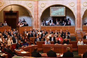 Vengrijos prezidentas pasirašys konstitucijos pataisą dėl jo nušalinimo