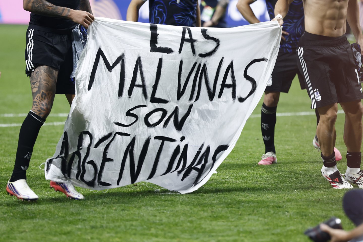 Argentinos rinktinė išskleidė plakatą, kuriame rašoma, kad Malbinų salos priklauso jų šaliai.<br>EPA/ELTA nuotr.