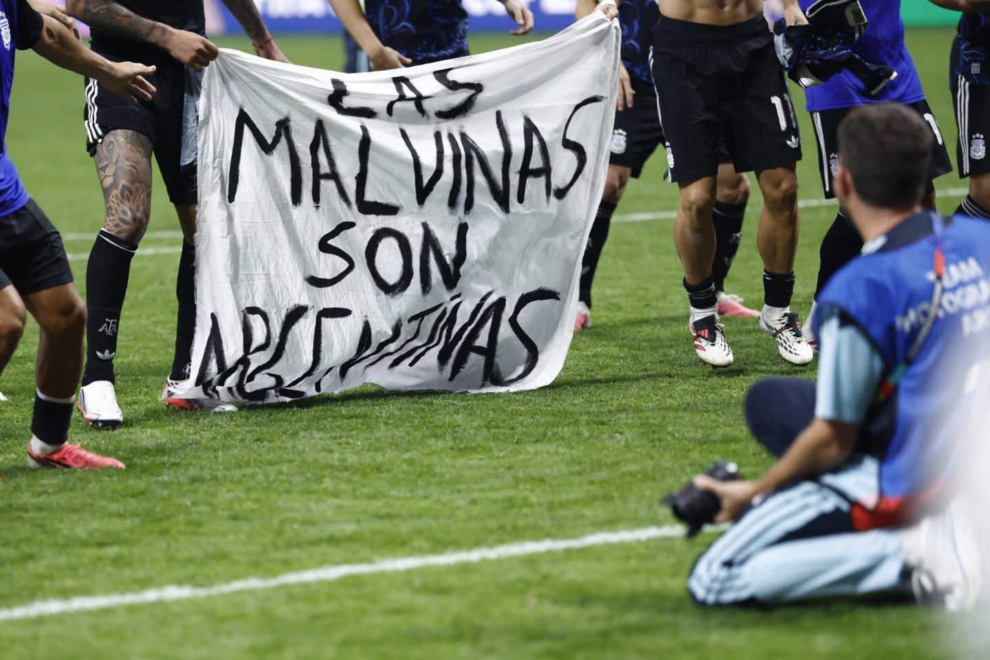 Argentinos rinktinė išskleidė plakatą, kuriame rašoma, kad Malbinų salos priklauso jų šaliai.<br>EPA/ELTA nuotr.