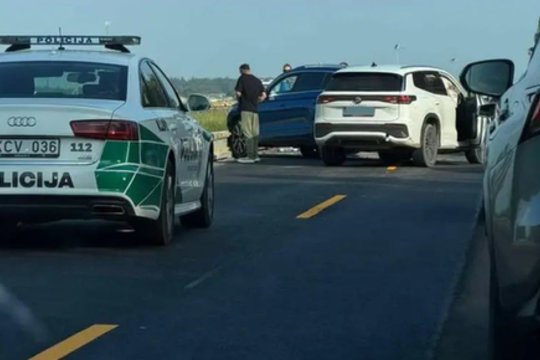 Automagistralėje netoli Kauno susidūrė net 6 automobiliai, spūstis padidėjo žaibiškai