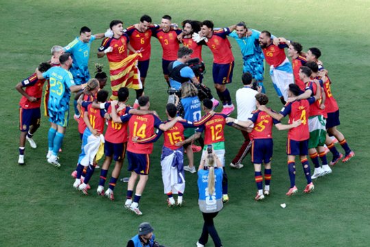 Tegyvuoja naujasis futbolo karalius: Ispanija per pratęsimą atėmė titulą iš mažumoje likusios Argentinos