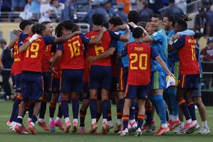 Tegyvuoja naujasis futbolo karalius: Ispanija per pratęsimą atėmė titulą iš mažumoje likusios Argentinos