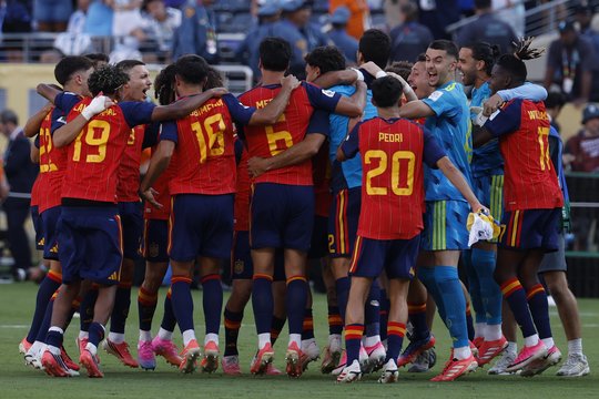 Tegyvuoja naujasis futbolo karalius: Ispanija per pratęsimą atėmė titulą iš mažumoje likusios Argentinos