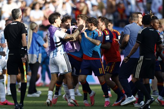 Po finalinio švilpuko – Argentinos žaidėjo sukeltos muštynės su naujais čempionais ispanais