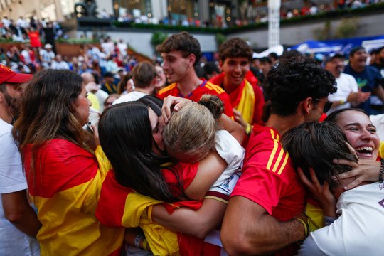Emocijos, kurių nesuvaidinsi: kadruose – Ispanijos sirgalių triumfas po pergalingo finalo