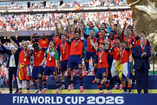 Plinta vaizdo įrašas, kai D. Trumpas mėgina prisiplakti prie Ispanijos rinktinės: G. Infantino atrodė susigėdęs