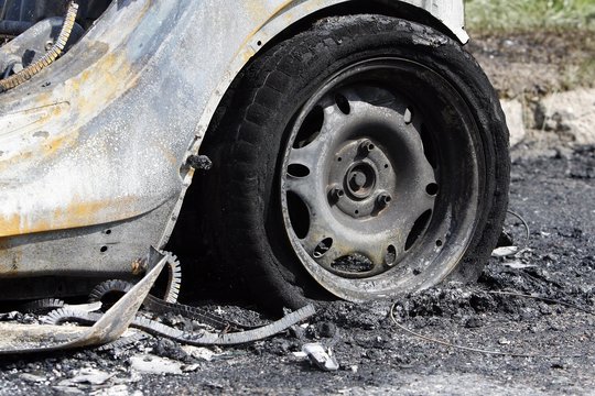 Iš degančio mikroautobuso Vilniaus ugniagesiai išgelbėjo šunį