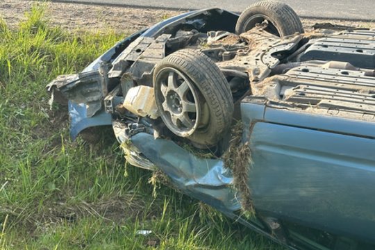 Švenčionių r. per stiprų lietų automobilio nesuvaldė 82 metų vairuotojas – mašina vertėsi ant stogo