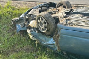 Švenčionių r. per stiprų lietų automobilio nesuvaldė 82 metų vairuotojas – mašina vertėsi ant stogo