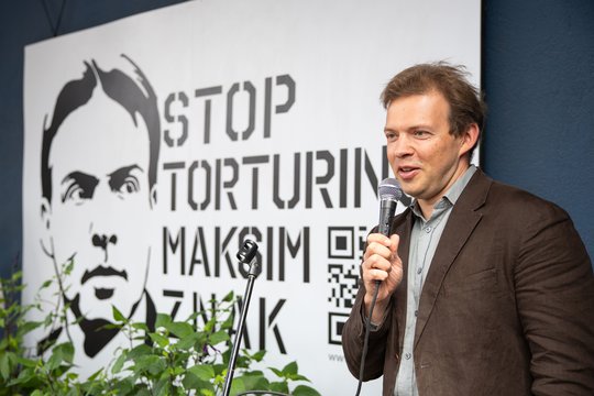 M. Znakas nukabino prie Baltarusijos ambasados Vilniuje iškeltą plakatą „Laisvę Maksimui Znakui!“