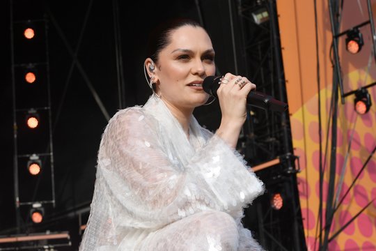 Vėžį įveikusi Jessie J pranešė apie skyrybas su mylimuoju