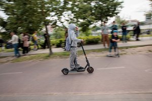 Europos šalis imasi griežtų priemonių – vaikams nebeleis važinėti elektriniais paspirtukais