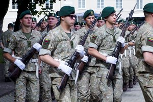 Apie pažeidimus pirkimuose pranešęs Lietuvos karys teigia netekęs tarnybos dėl keršto