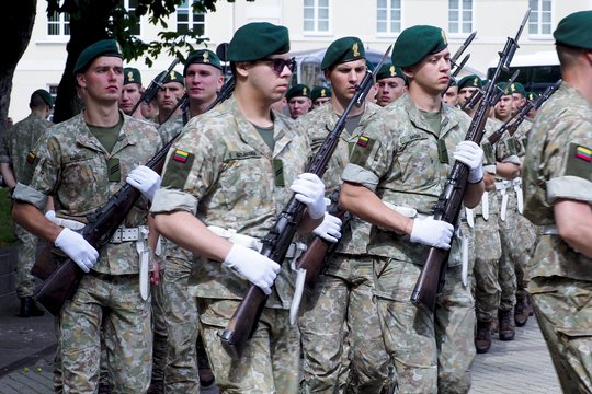Apie pažeidimus pirkimuose pranešęs Lietuvos karys teigia netekęs tarnybos dėl keršto
