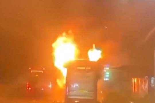 Vietname užsidegė autobusas: liepsnos pasiglemžė mažiausiai 7 žmonių gyvybes