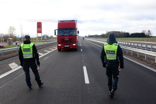 Sunkvežimių išmalti keliai perpildė kantrybės taurę: štai taip bus kovojama su pažeidėjais