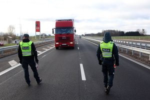 Sunkvežimių išmalti keliai perpildė kantrybės taurę: štai taip bus kovojama su pažeidėjais
