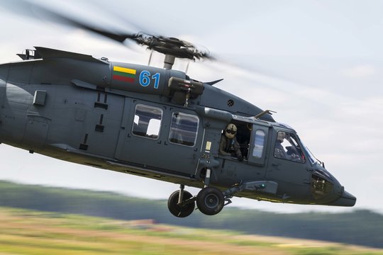 Lietuvos „Black Hawk“ prabilo ugnimi: pirmą kartą išbandyti galingi kulkosvaidžiai