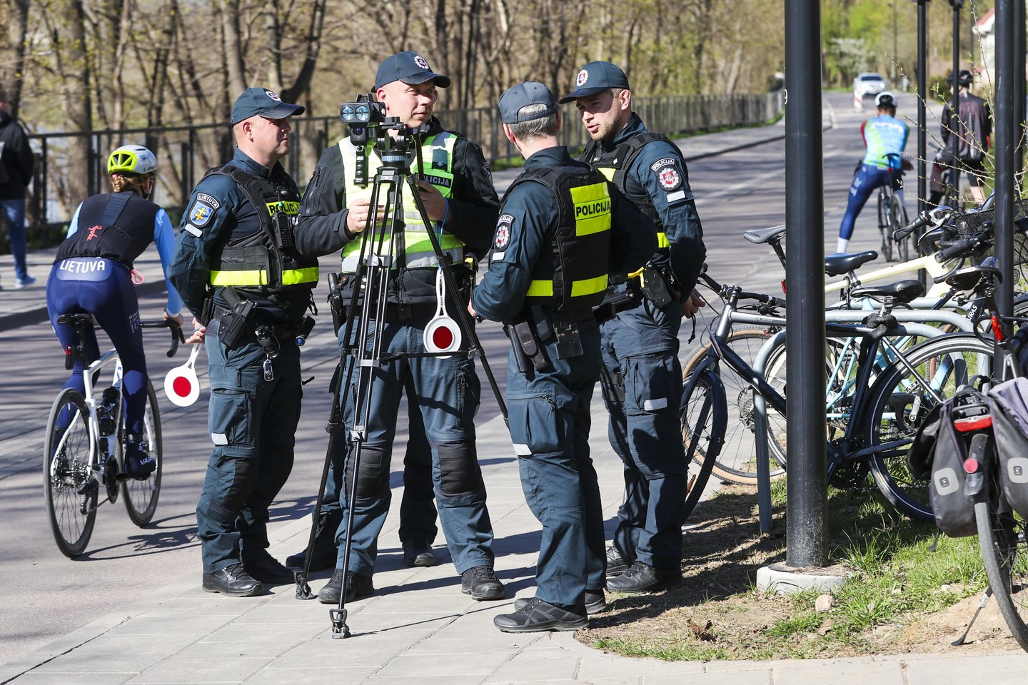 Dviratininkams skirtoje sostinės P. Vileišio gatvėje šįmet nubausta daugybė automobilių vairuotojų.<br>R.Danisevičiaus nuotr.