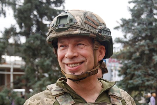 „Skerdiku“ pramintas Kyjivo herojus: kuo nusipelnė V. Zelenskio atleistas O. Syrskis