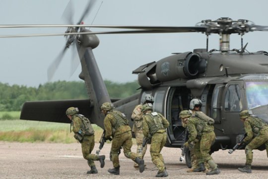 Pirmosios šaudymo iš legendinių „Black Hawk“ pratybos: pamatykite vaizdus
