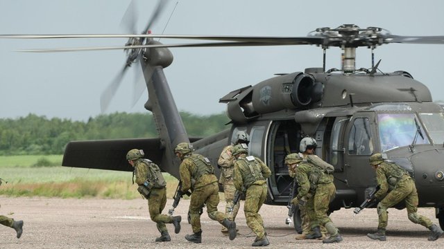 Pirmosios šaudymo iš legendinių „Black Hawk“ pratybos: pamatykite vaizdus