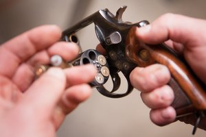 Patikrinę automobilį BMW Kauno pareigūnai rado neteisėtai laikytą dujinį revolverį