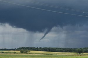 Audringus orus antradienio vakarą palydėjo retas reiškinys: užfiksavo besiformuojantį viesulą