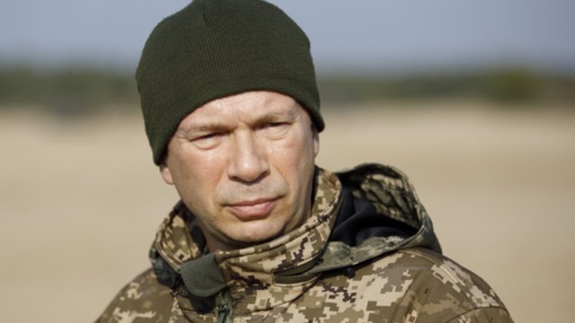 V. Zelenskis sureagavo į prašymą protestuose: priėmė sprendimą atleisti O. Syrskį ir į jo vietą paskyrė M. Drapatą
