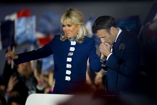 Internautams pro akis nepraslydo netikėtas B. Macron elgesys per BTS koncertą: plinta vaizdo įrašai