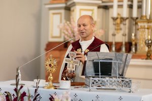 Žinomas Lietuvos kunigas parodė, su kuo gyvena: paviešintas kadras sulaukė gausybės reakcijų