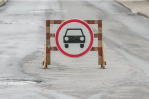 Naujas išbandymas vairuotojams: viena gatvė pusei dienos taps nepravažiuojama