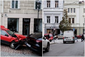 Avarija Vilniaus senamiestyje: automobilis trenkėsi į stulpą ir kitą mašiną, vairuotoją sulaikė ambasadą saugantis pareigūnas