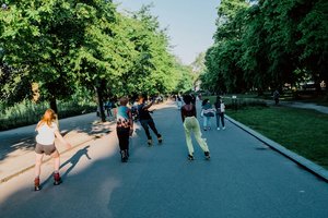 Kokias ausines norisi dėvėti visą dieną? Atsakymas slypi ne vien techninėse savybėse