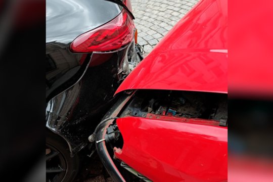 Vaizdai iš avarijos Vilniaus centre: senyvas vairuotojas trenkėsi į stulpą ir apdaužė du prabangius automobilius