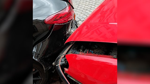 Vaizdai iš avarijos Vilniaus centre: senyvas vairuotojas trenkėsi į stulpą ir apdaužė du prabangius automobilius
