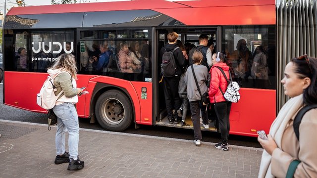 Nemaloni naujiena vilniečiams: autobuso ar troleibuso rudenį gali tekti lauki gerokai ilgiau