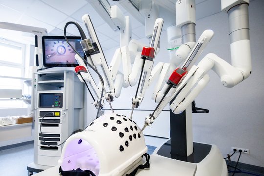 Kauno klinikose – naujas robotinės chirurgijos etapas: įdiegta pirmoji Baltijos šalyse „da Vinci“ sistema