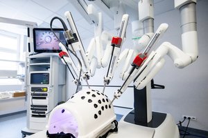 Kauno klinikose – naujas robotinės chirurgijos etapas: įdiegta pirmoji Baltijos šalyse „da Vinci“ sistema