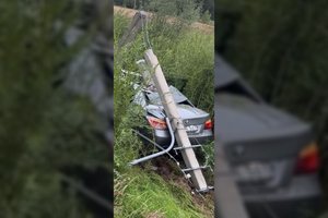 Kalvarijoje BMW nuvertė stulpą ir nutraukė laidus