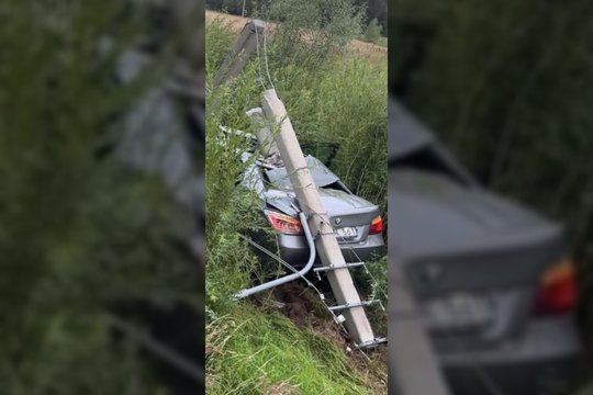 Kalvarijoje BMW nuvertė stulpą ir nutraukė laidus