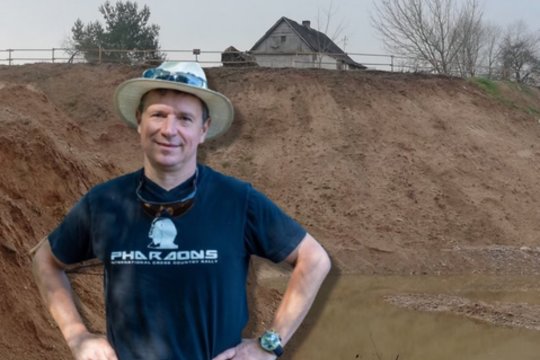 Garsus lenktynininkas nebeištvėrė: A. Juknevičiaus namų ramybę prarijo milžiniška duobė