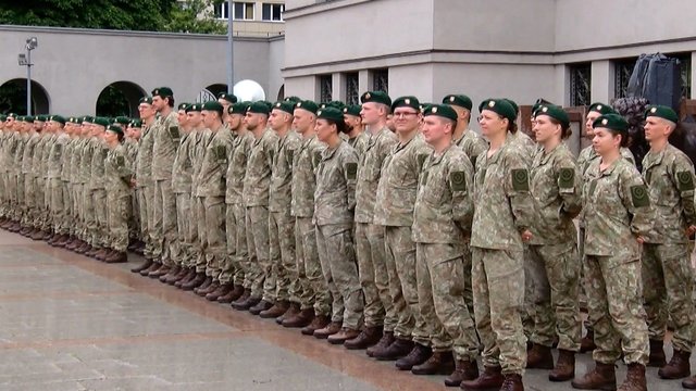 Lietuvoje populiarėja įvairi karo tarnybos forma: jaunesniųjų karininkų gretose – nemažai moterų