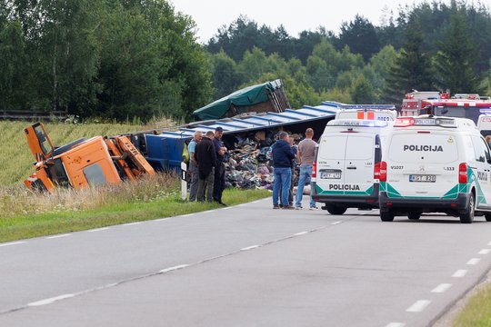 Vaizdai iš įvykio vietos: per susidūrimą su sunkvežimiu greta Vilniaus žuvo 19-metė BMW vairuotoja