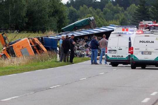 Vaizdai iš įvykio vietos: per susidūrimą su sunkvežimiu greta Vilniaus žuvo 19-metė BMW vairuotoja
