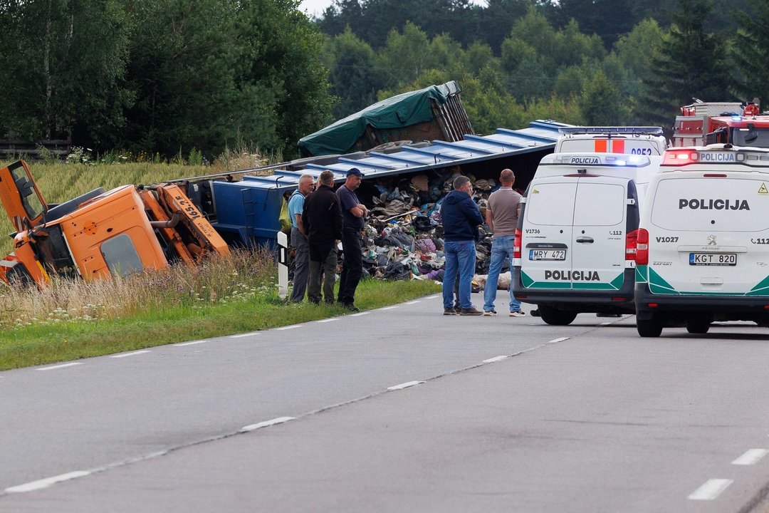 Paviešinti vaizdai iš mirtinos avarijos prie Vilniaus, kurioje žuvo 19-metė BMW vairuotoja