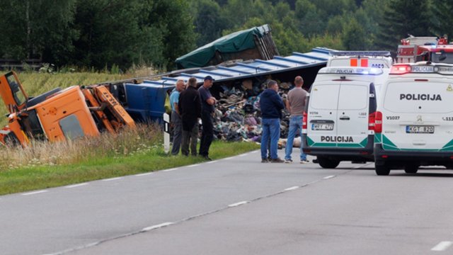 Paviešinti vaizdai iš mirtinos avarijos prie Vilniaus, kurioje žuvo 19-metė BMW vairuotoja