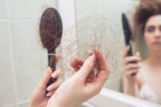 Aiškėja netikėtas populiarių vaistų šalutinis poveikis – plaukų slinkimas