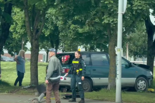 Klaipėdoje BMW trenkėsi į „Toyota“, šis nulaužė šviesoforą ir sužalojo pėsčiąją